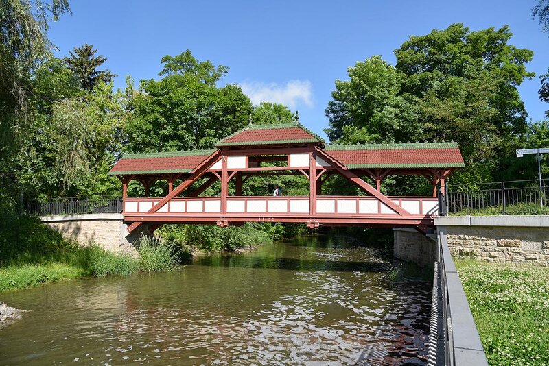 Stadtparkbrücke mit Fluss Unstrut