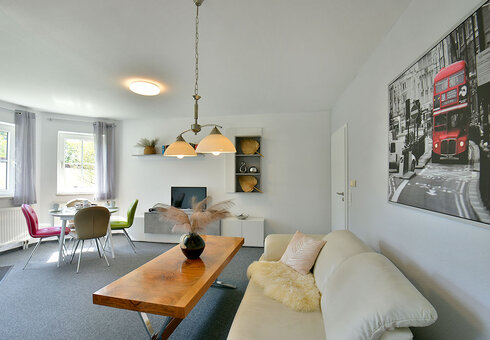 Wohnzimmer mit Couch und TV