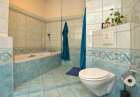 Bad mit Badewanne und WC