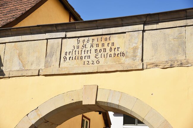 Torbogen zum Hofgelände