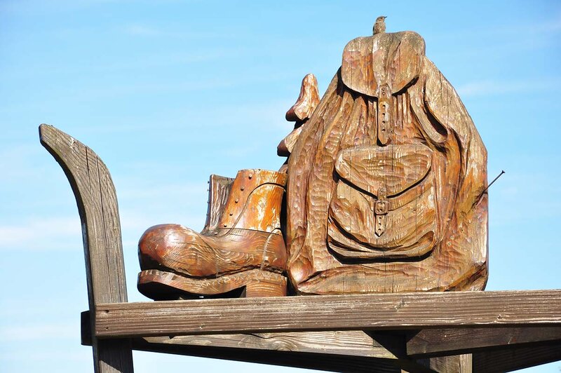 Rucksack mit Wanderschuh aus Holz