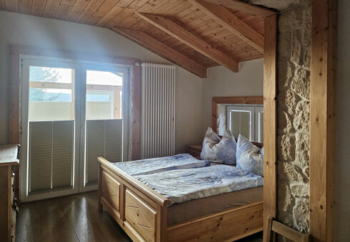 Schlafzimmer mit Doppelbett
