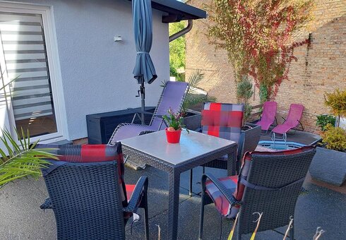 Terrasse mit Gartenmöbeln