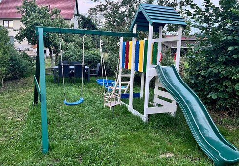 Garten mit Rutsche und Schaukel