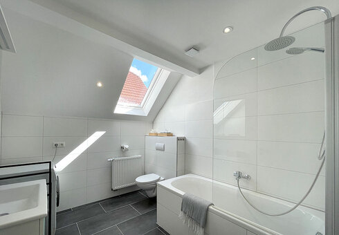 Bad mit Badewanne, Dusche und WC