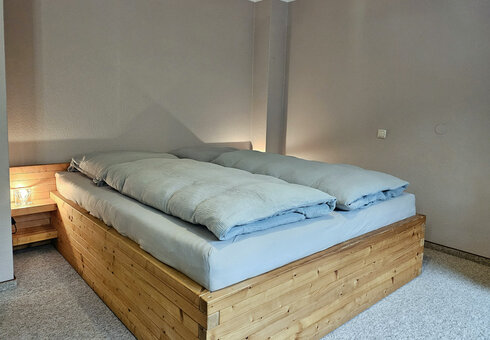 Schlafzimmer mit Doppelbett