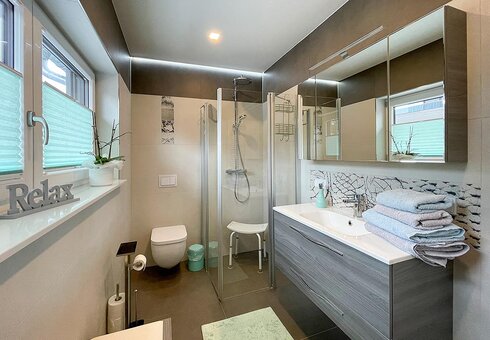 Bad mit Dusche und Badewanne