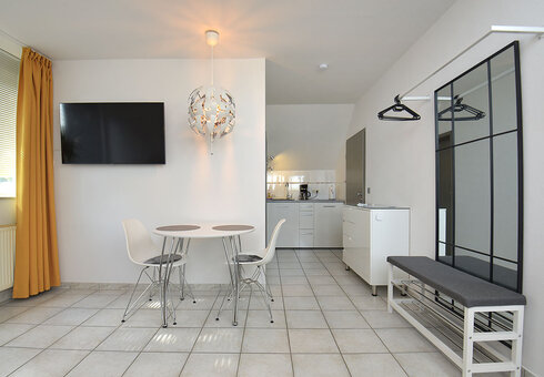 Kleine Ferienwohnung - Blick vom Bett in Richtung Küchenzeile
