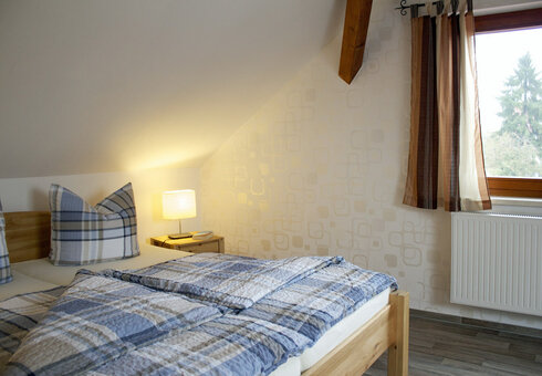 Schlafzimmer mit Doppelbett