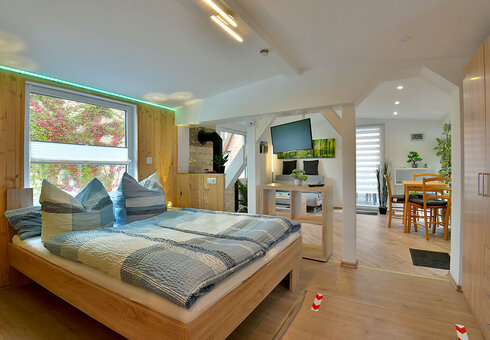 Schlafbereich mit Doppelbett und Schrank
