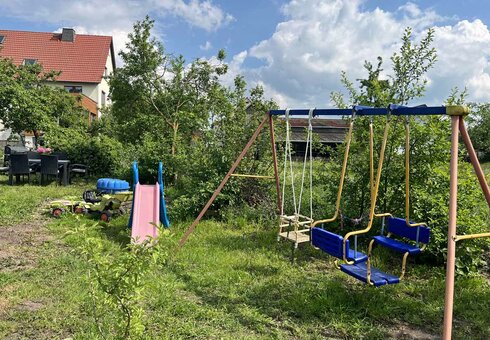 Garten mit Rutsche und Schaukel