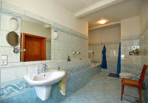 Bad mit Badewanne und WC