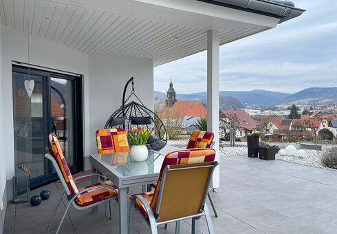 Terrasse mit Gartenmöbeln