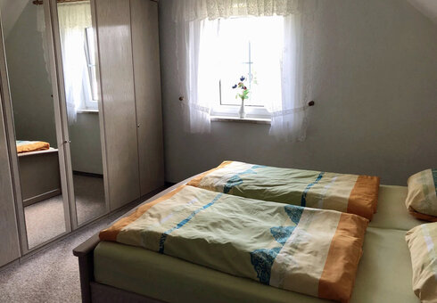 Schlafzimmer 1
