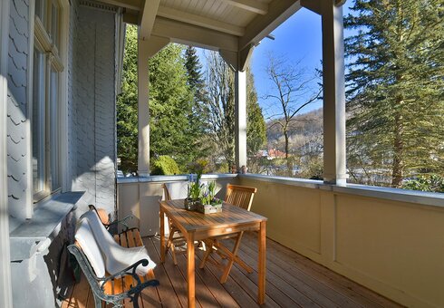 Balkon mit Gartenmöbeln