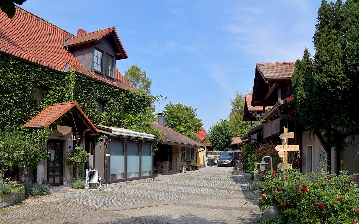 Jurten auf unserem Grundstück