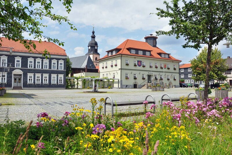 Markplatz und Rathaus Langewiesen