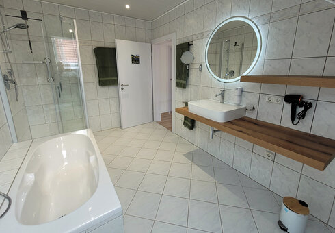 Badezimmer mit Dusche und Badewanne