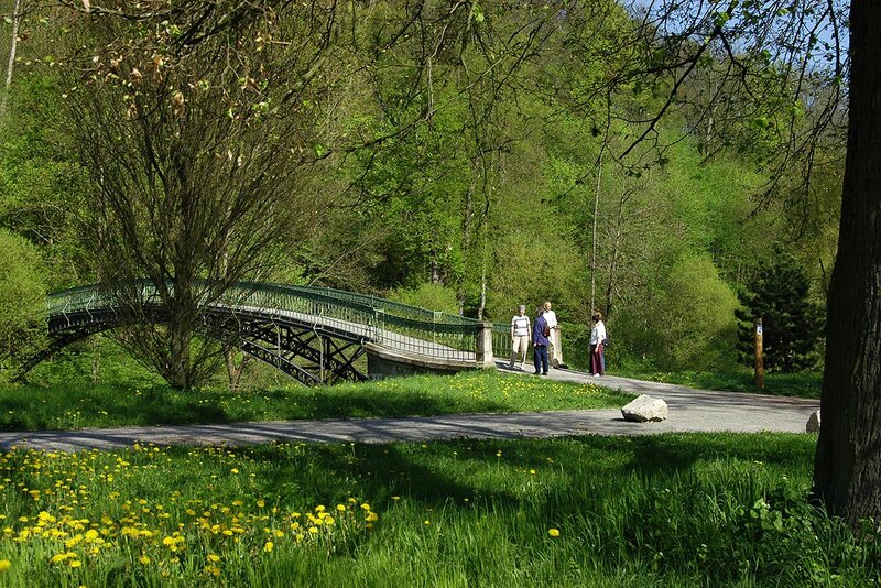 Bogenbrücke im Schlosspark