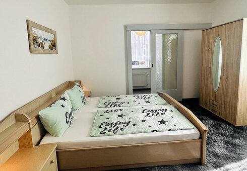 Schlafzimmer 1