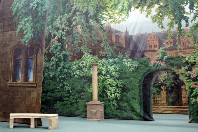 Gartenszene im Aufbau (© Foto: Manfred Koch)