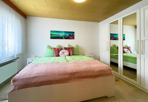 Schlafzimmer mit Doppelbett