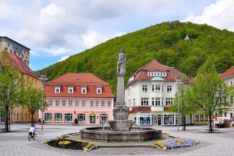 Marktplatz mit Waffenschmied (im Hintergrund der Domberg)