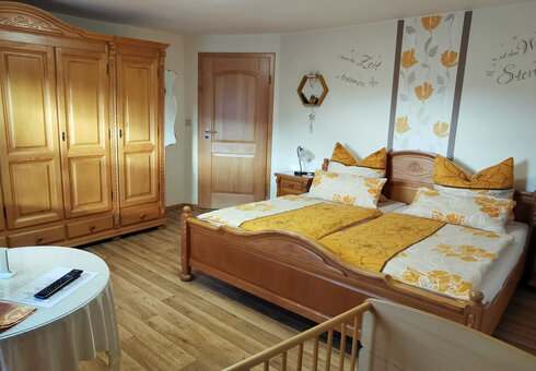 Blick in das Schlafzimmer 1
