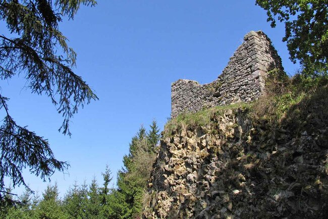 Blick zur Ruine der Steinernen Kirche