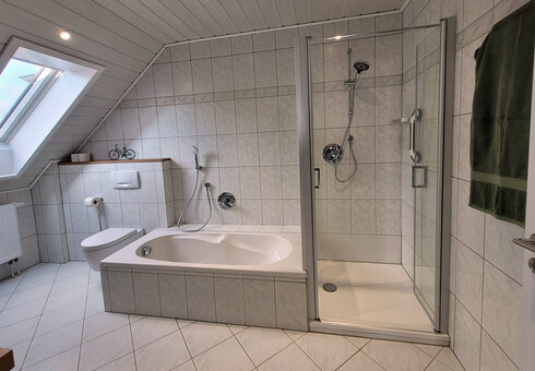 Badezimmer mit Dusche und Badewanne