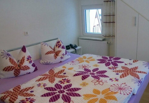 Schlafzimmer mit Doppelbett