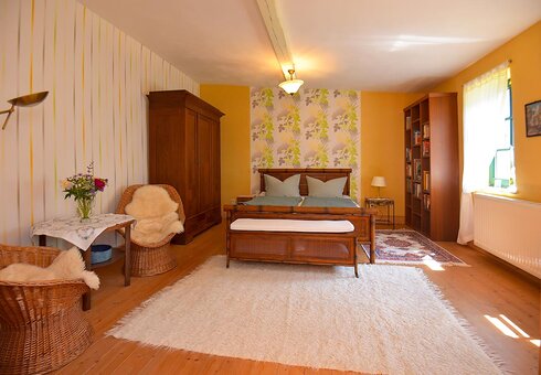 Schlafzimmer mit Doppelbett