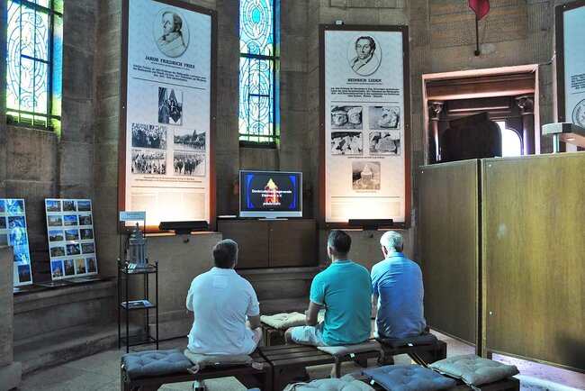 Besucher schauen Infofilm