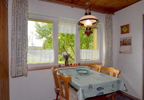 Esstisch mit Blick in den Garten