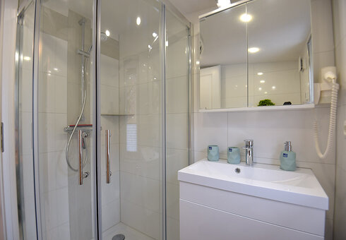 Bad mit Dusche / WC