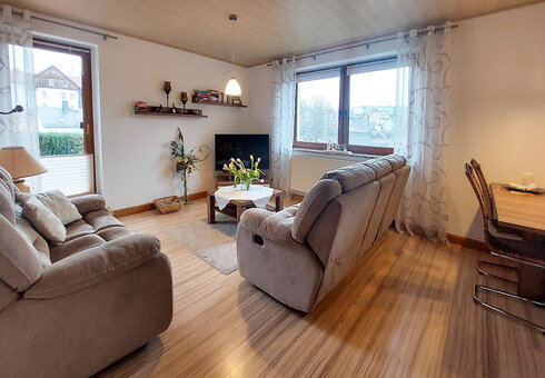Wohnzimmer mit Couch und TV