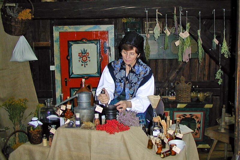 Kräuterfrau in Aktion