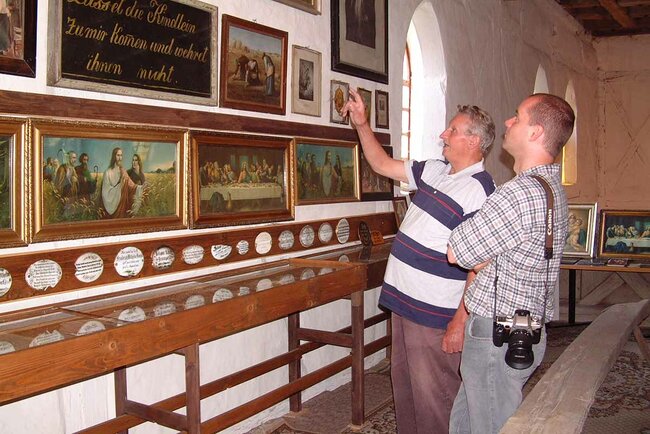 Arno Braungardt im Gespräch m. einem Besucher
