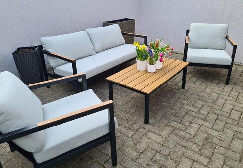 weitere Terrasse mit Gartenmöbeln