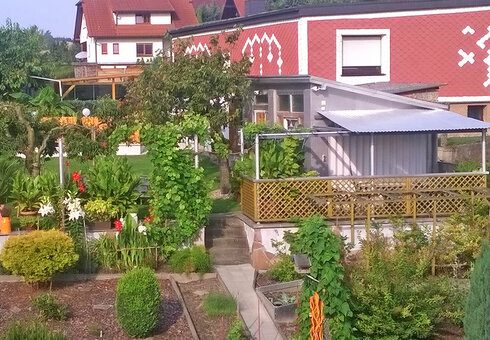 Überdachten Sitzecke im Garten (Morgensonne)