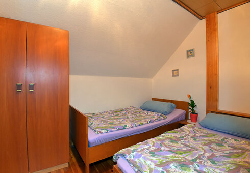 Schlafzimmer mit 2 Betten