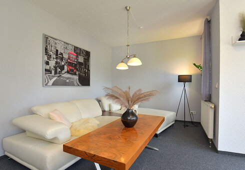 Wohnzimmer mit Couch und TV