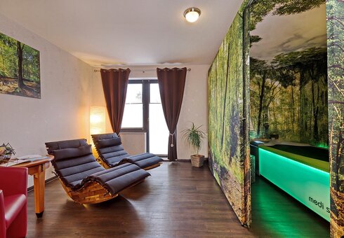 Wellnessbereich mit medi stream® spa – Massageliege