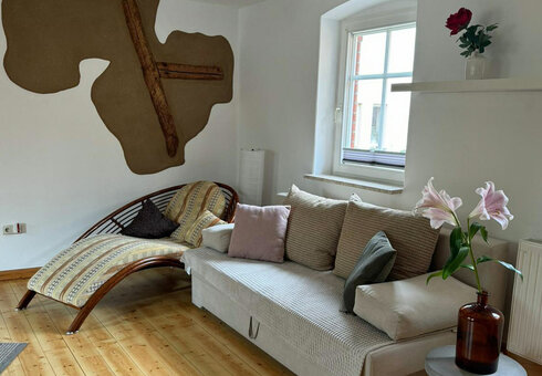 Wohnzimmer mit Couch und TV
