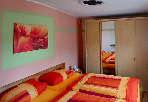 Schlafzimmer mit Doppelbett