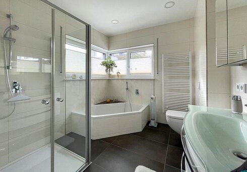 Bad mit Dusche und Badewanne