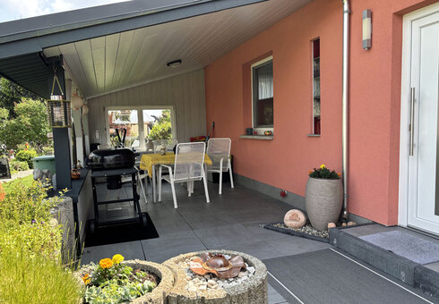 überdachte Terrasse mit Gartenmöbeln