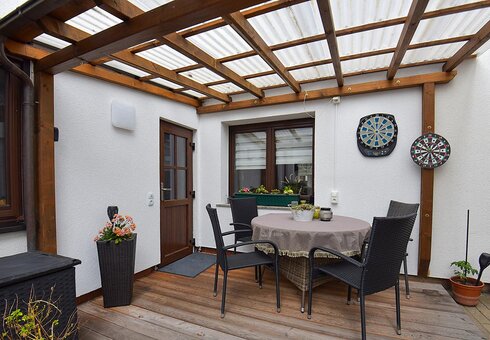 Terrasse mit Gartenmöbeln