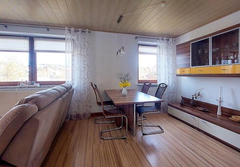 Wohnzimmer mit Couch und TV