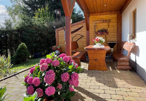 Terrasse mit Gartenmöbeln